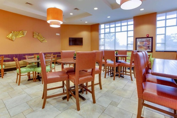 Drury Inn & Suites West Des Moines image 9